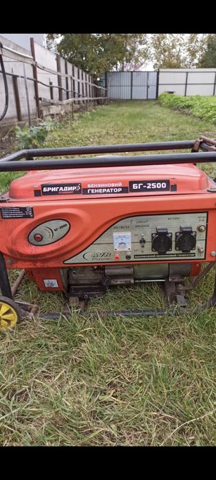 бензиновый генератор Бригадир БГ-2500. Он