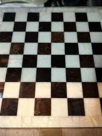 Tabuleiro xadrez branco e castanho marmore