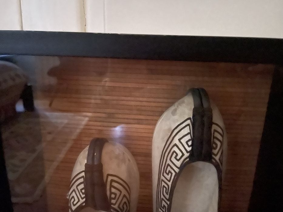 Quadro com sapatos e coqui chinês antigos