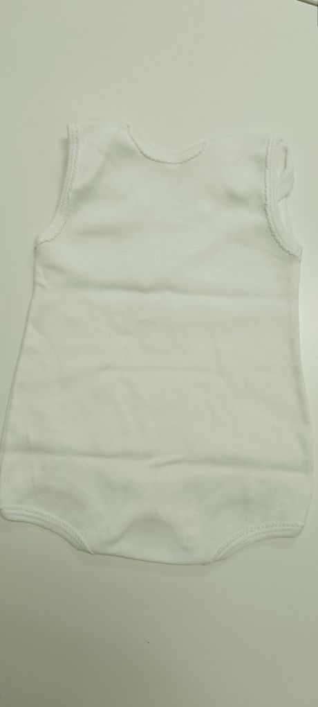 Body sem mangas branco, bordado à frente, usado. Para 1 mês.