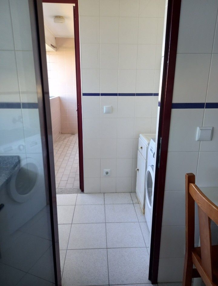 Procura-se menina estudante para partilhar apartamento