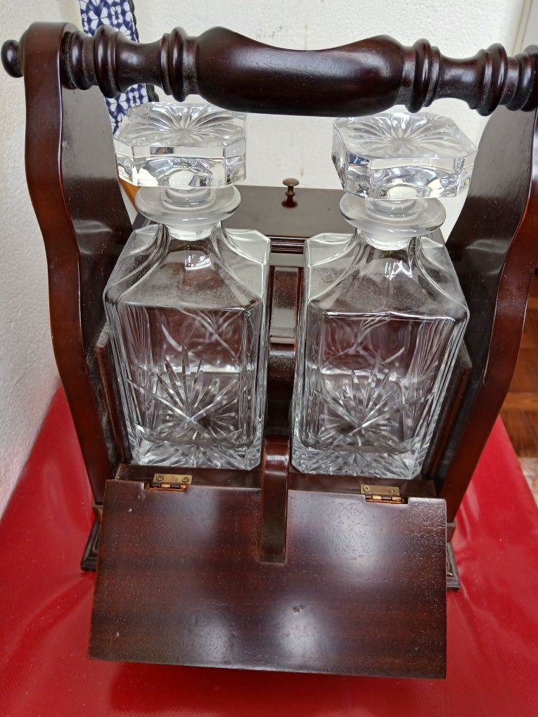 Tantalo antigo para sala