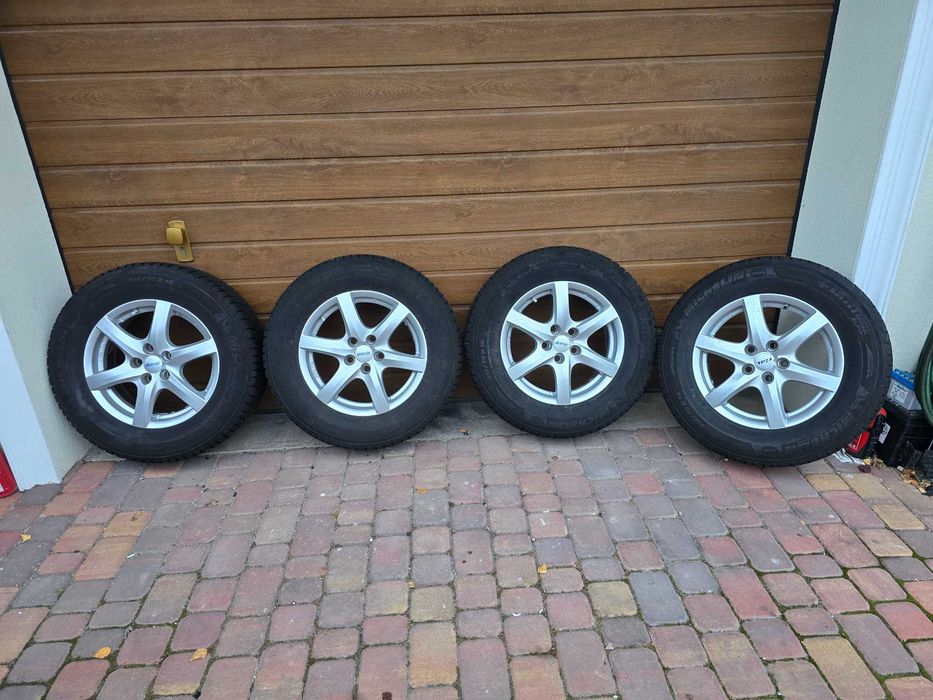 Felgi Aluminiowe z oponami zimowymi KIA 5x114,3  215/70R16 5,25mm TPMS