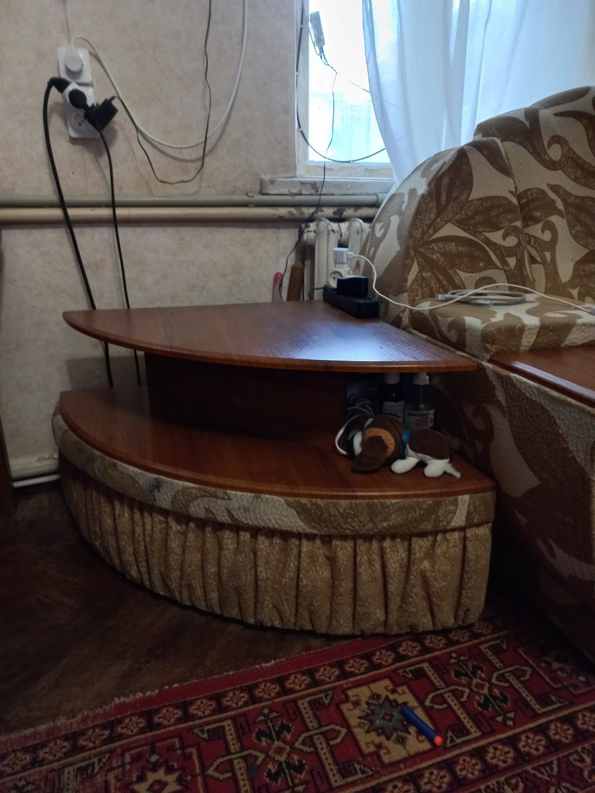 Продам угловой диван с приставным столиком