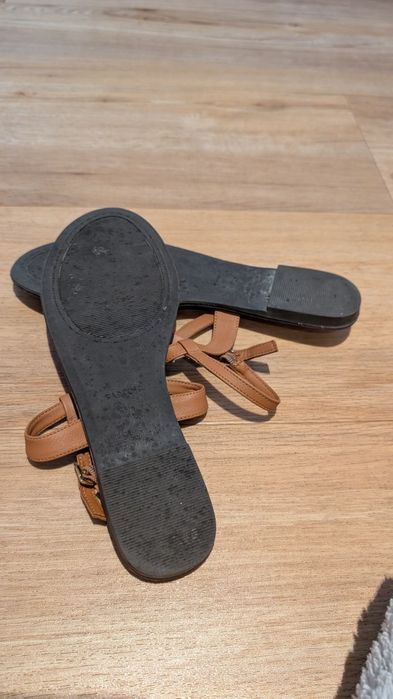 Sandálias castanhas e douradas