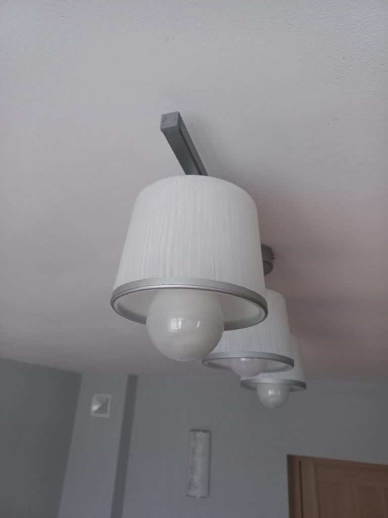 Biało srebrna lampa