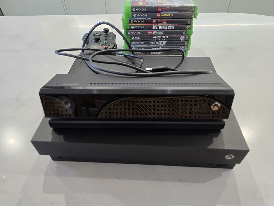 Konsola Xbox One X z Kinectem.