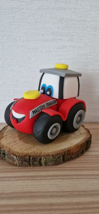 Traktor czerwony masa cukrowa figurki na tort