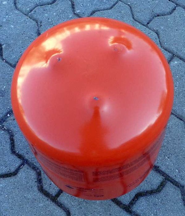 Pusta butla po helu - gazie do napełniania balonów.