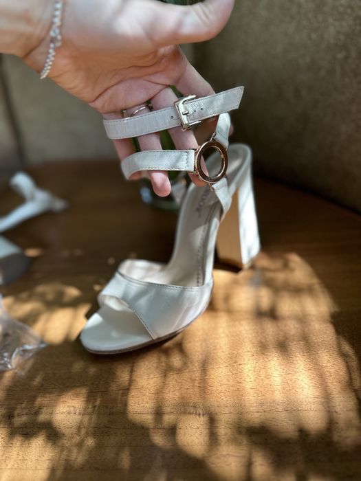 Босоніжки жіночі