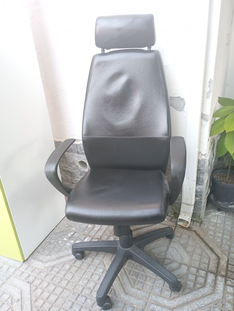 Vendo cadeira de escritório Alital , regulavel ( altura e inclinação )