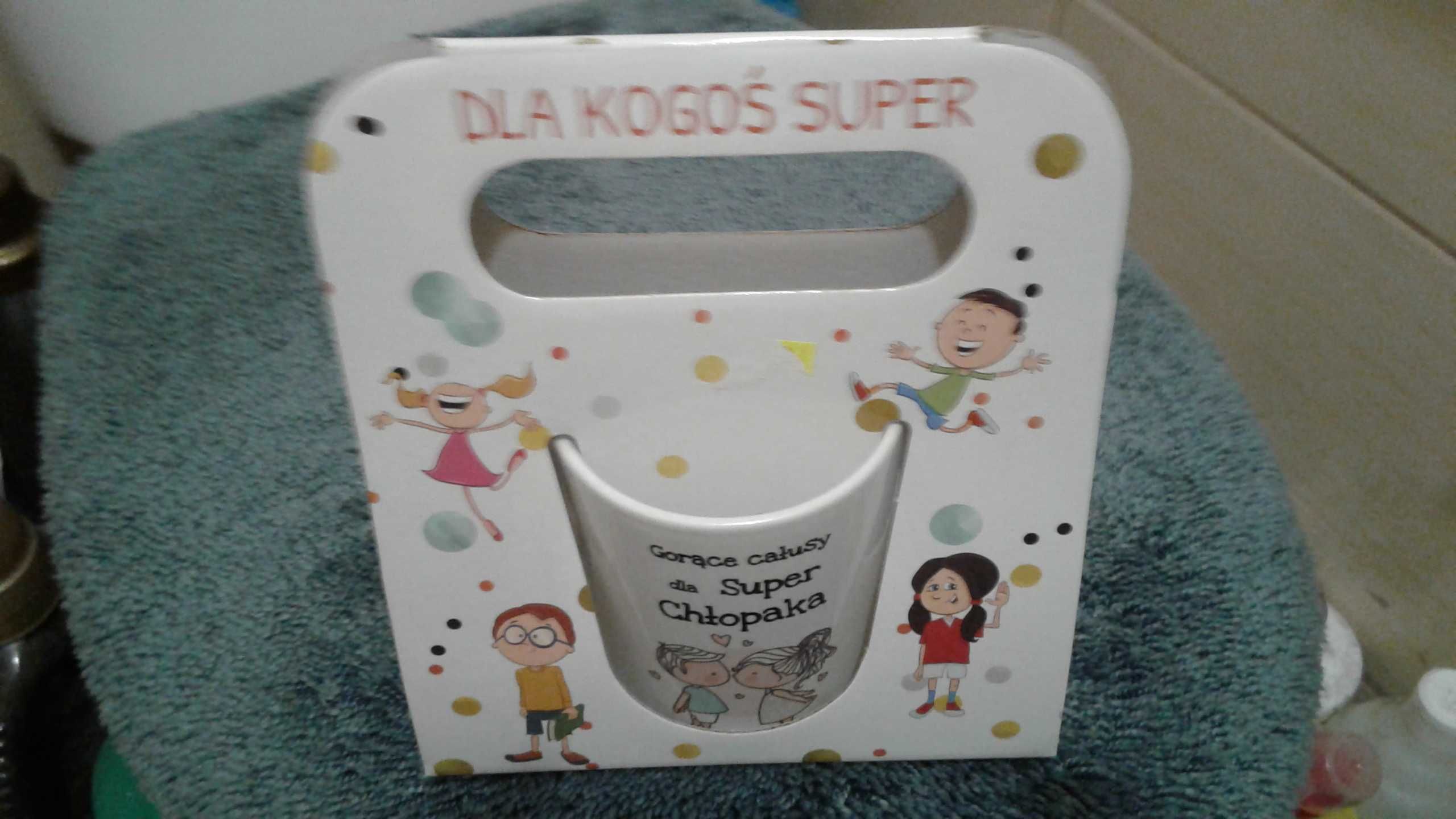 Kubek z napisem dla super chłopaka w opakowaniu.