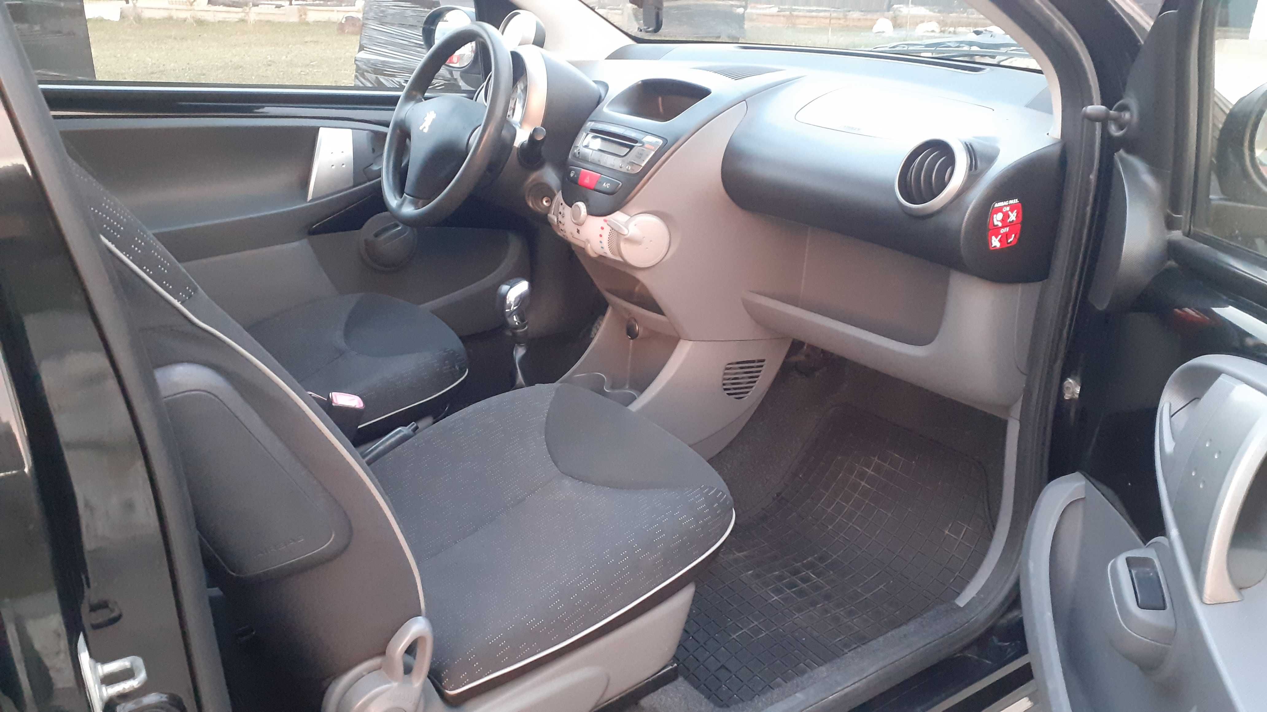 Peugeot 107  z 2011 roku.  Klimatyzacja. Bez oznak korozji