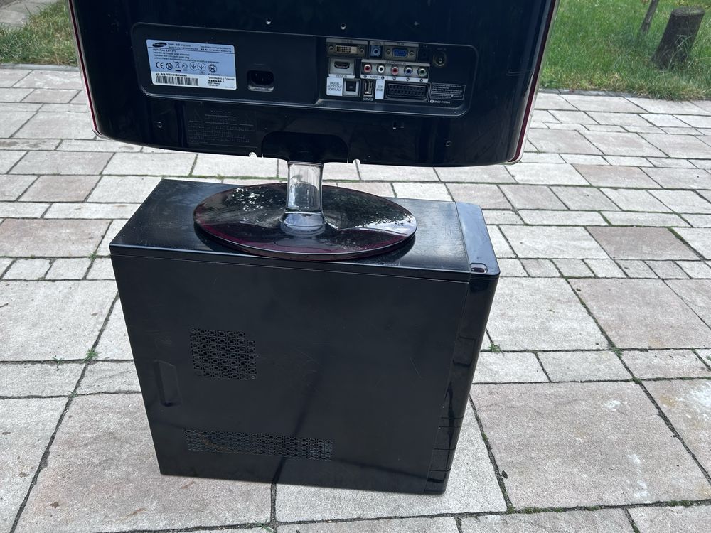monitor z komputerem