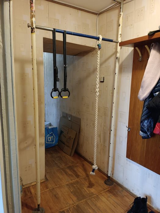 Турнік (щоб не свірдлити стіни)