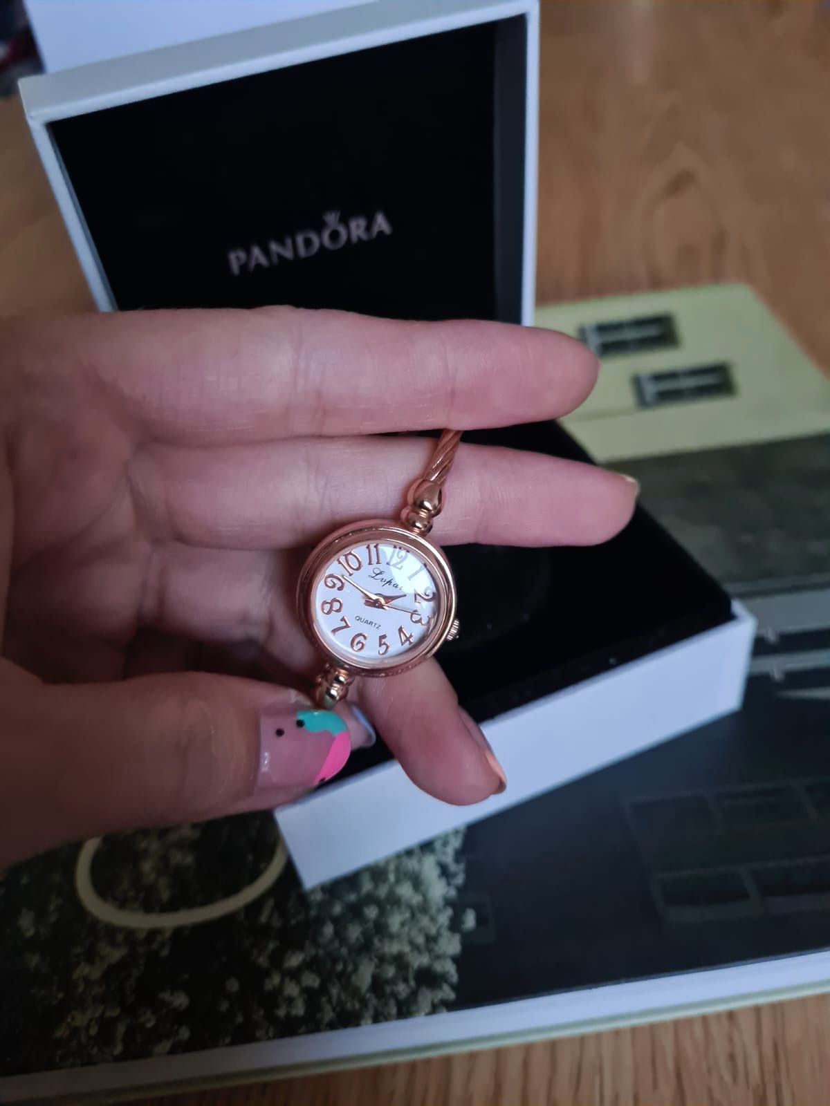 Złoty zegarek na rękę damski rose gold w stylu retro vintage