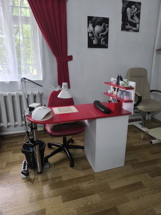 Продам меблі б/у, для салону , в гарному стані.
