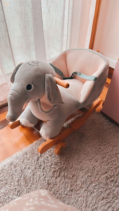 Cavalinho baloico em forma de elefante