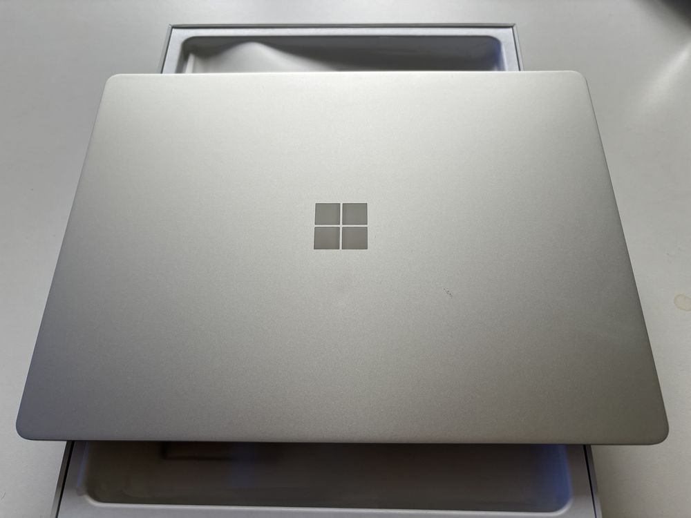 Dotykowy Laptop Microsoft Surface Go 1943 (Intel i5/8gb ram/128gb)