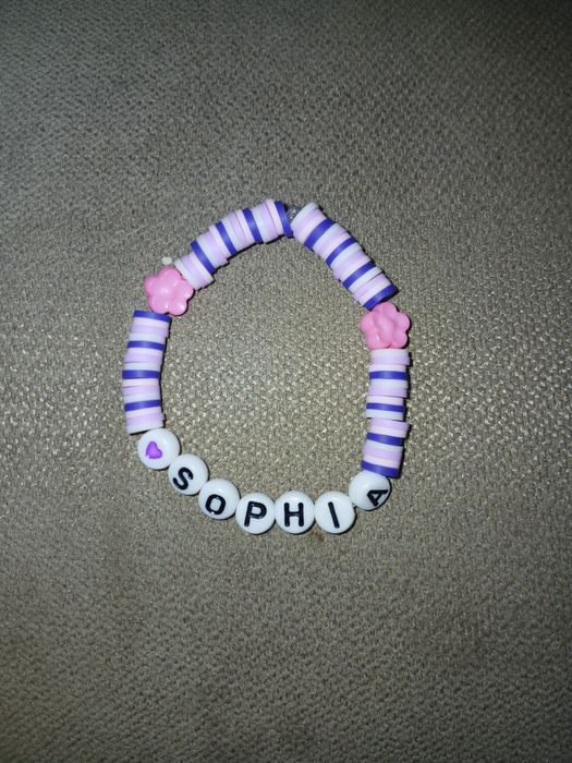 Pulseira com nome escrito "SOPHIA"