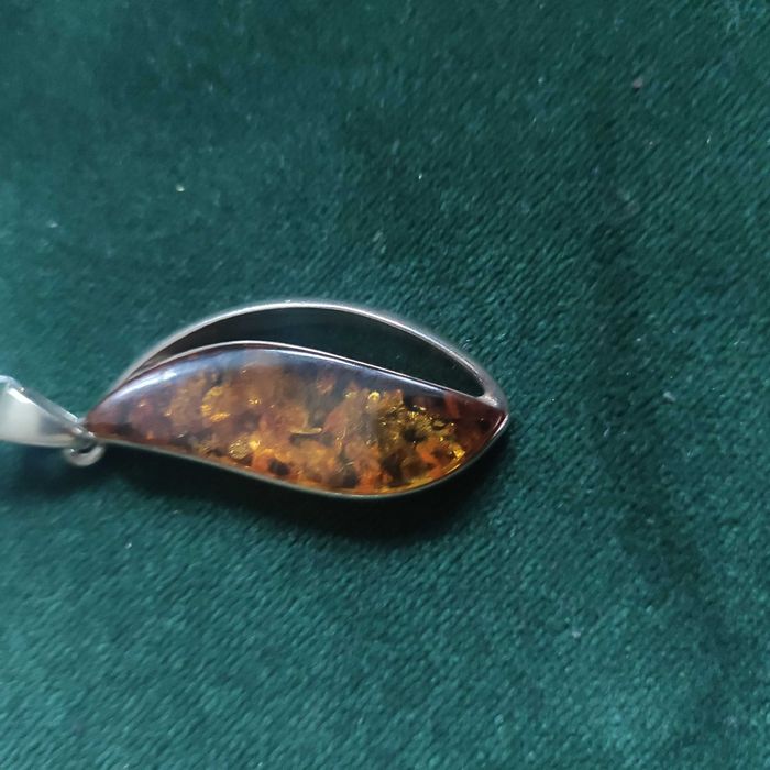 Wisior. Zielony bursztyn oprawiony w srebrze
