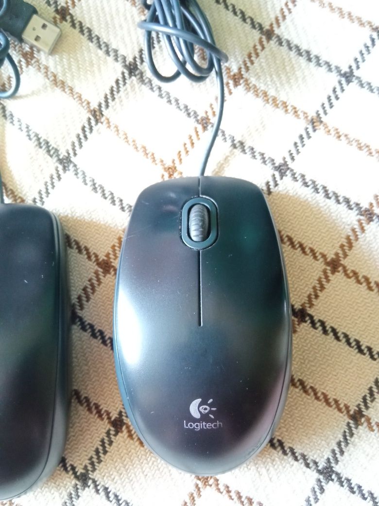 Миша Logitech B100