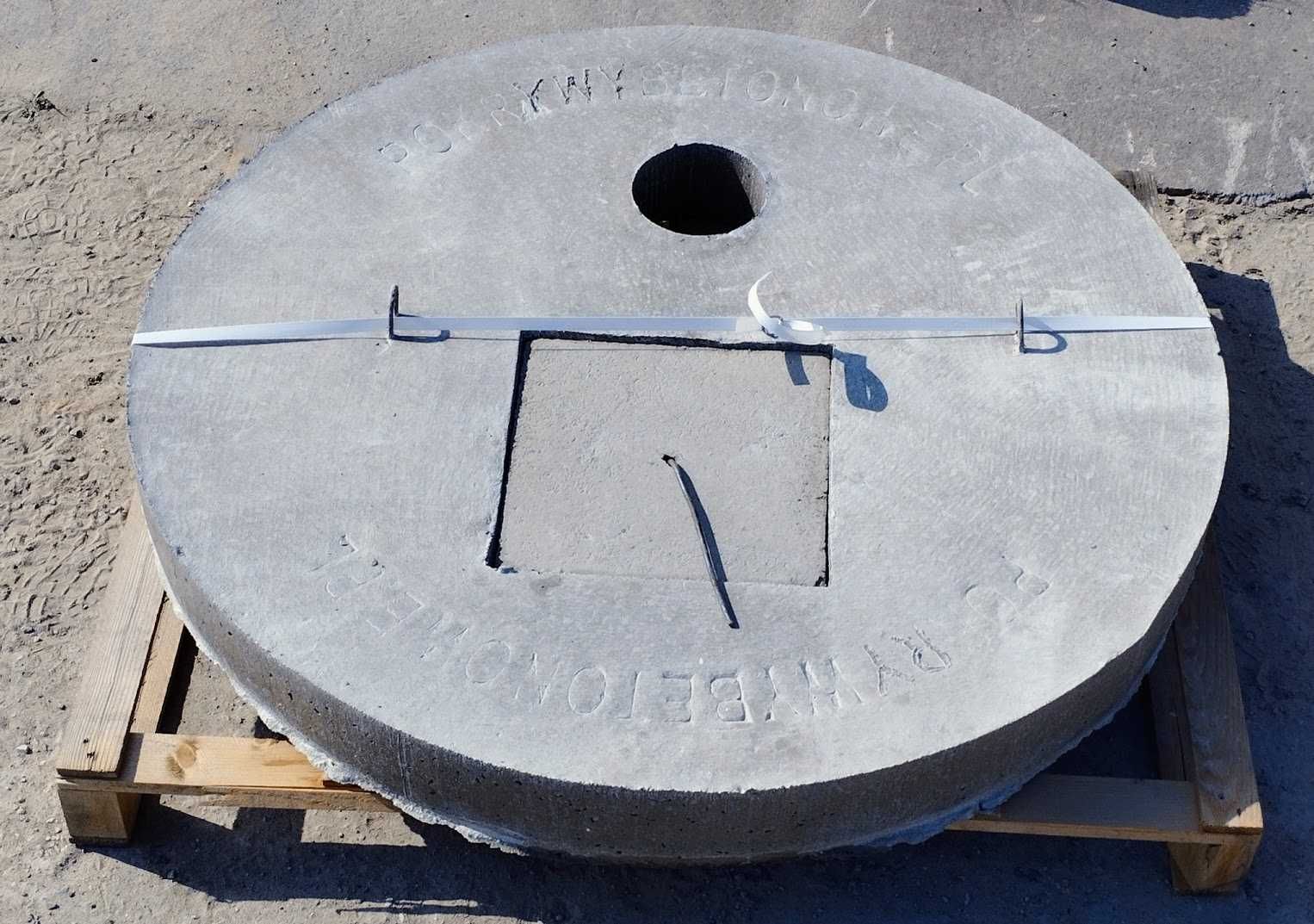 Pokrywa betonowa 105 cm otwór na pompę i abisynkę Wysyłka