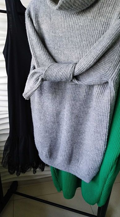 Sweter dluzszy siwy roz.uni