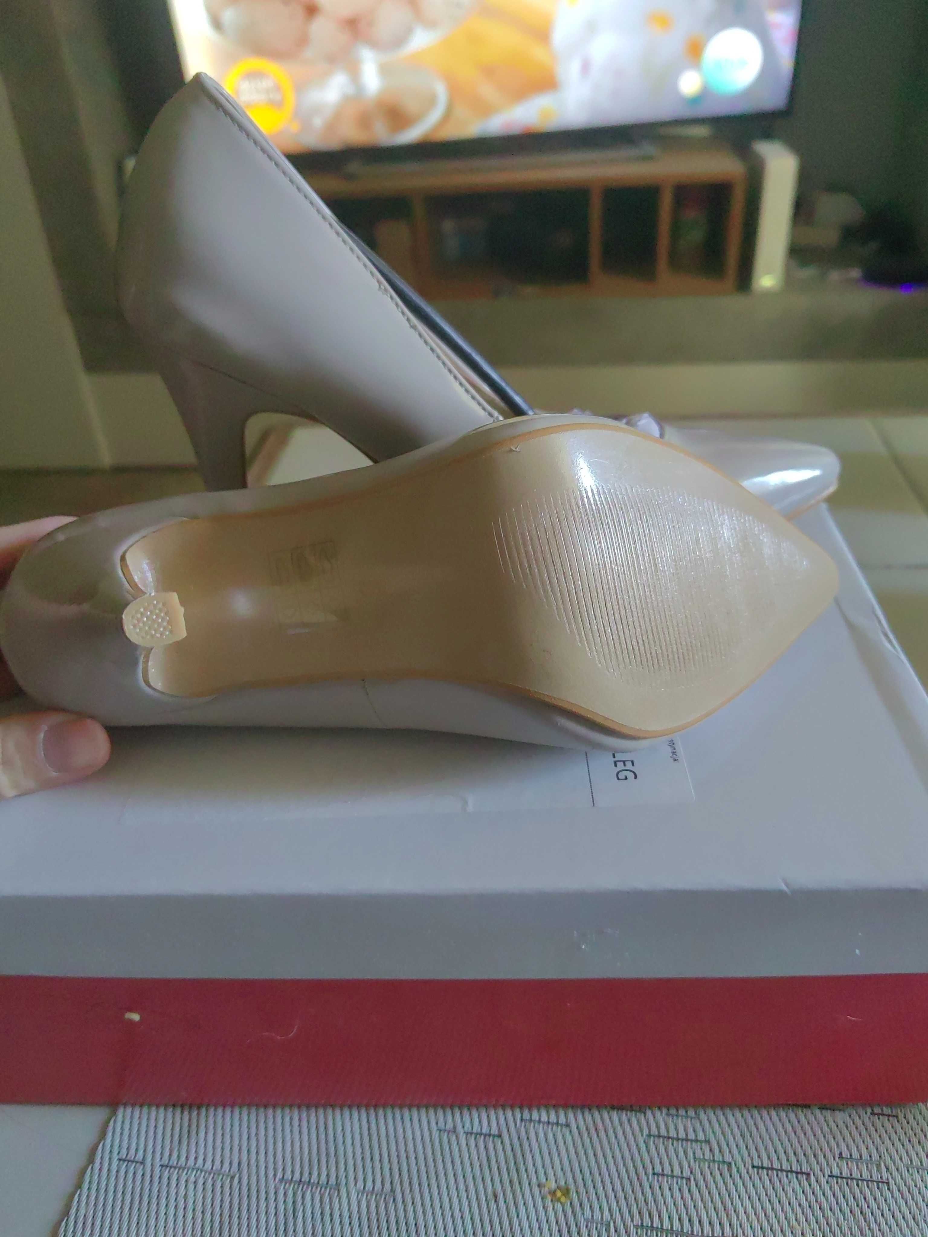 Buty na obcasie 37