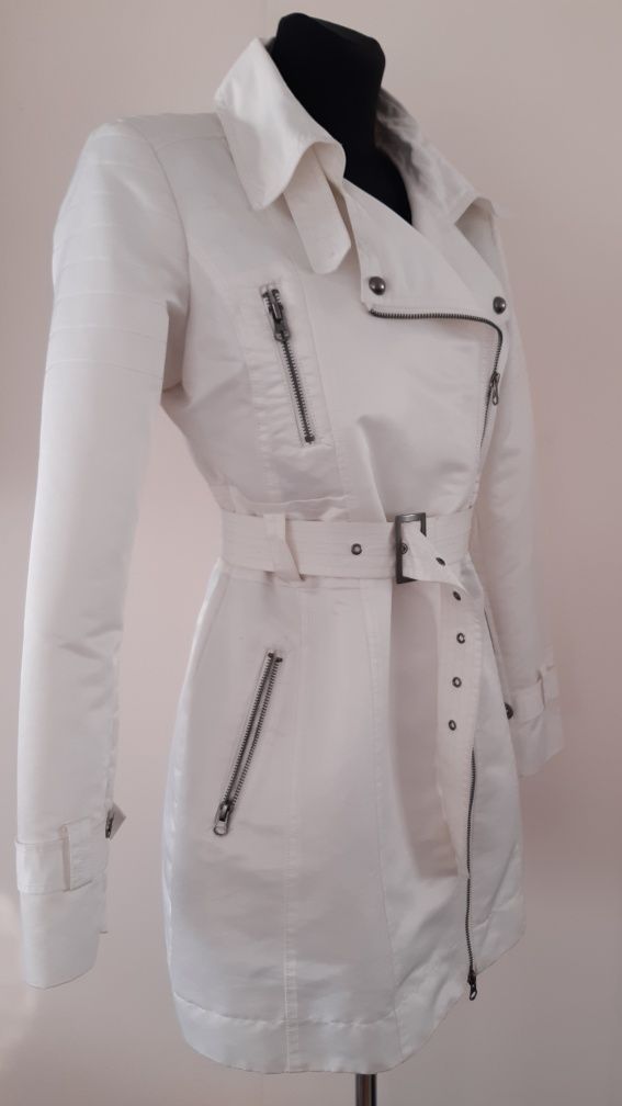 Elegancki biały płaszcz wiosenny zapinany na zamek i pasek