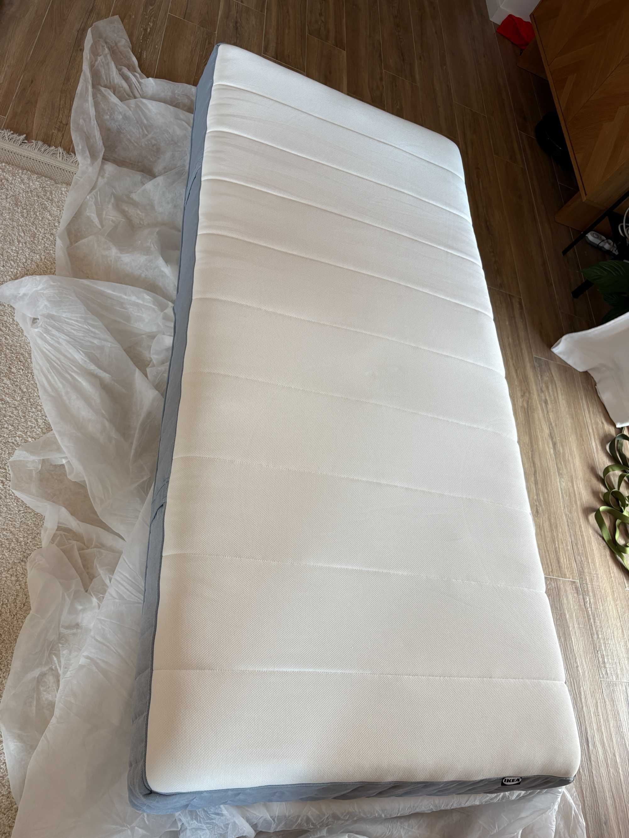 Vendo 2 colchões IKEA VESTERÖY (90x200, firme), praticamente novos.