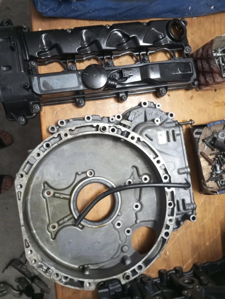 Várias peças de motor Mercedes