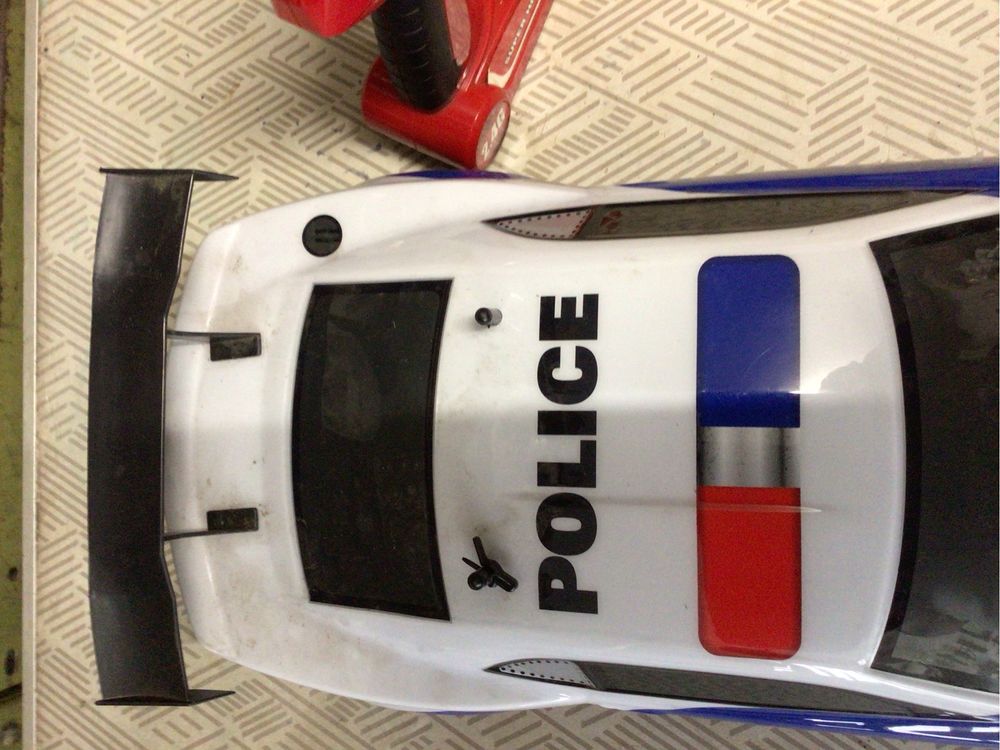 Carro de corrida com comando a pilhas afuncionar,com 40 cms de cpmto
