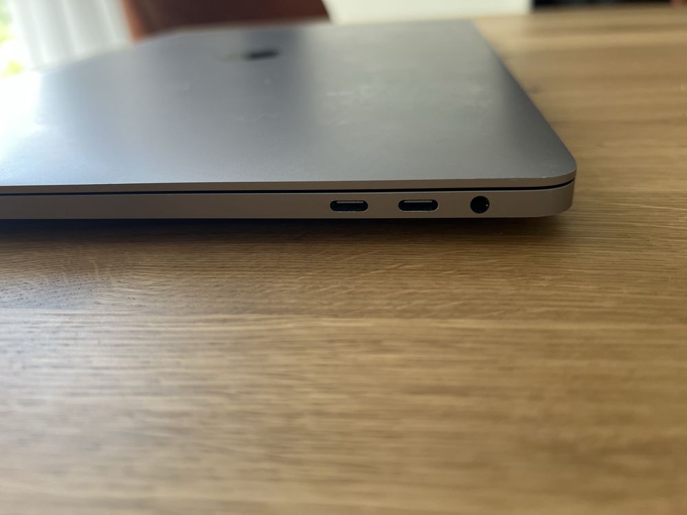 MacBook Pro 16-inch, 2019 i7 Intel Core