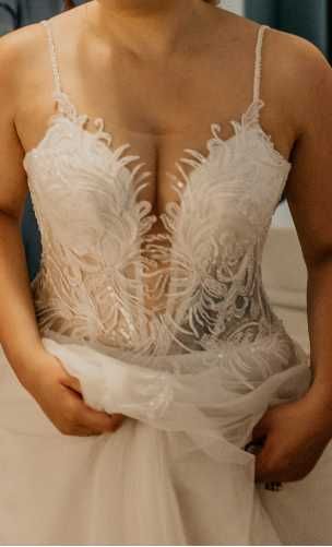 Delikatna koronkowa suknia ślubna z kryształowymi ramiączkami