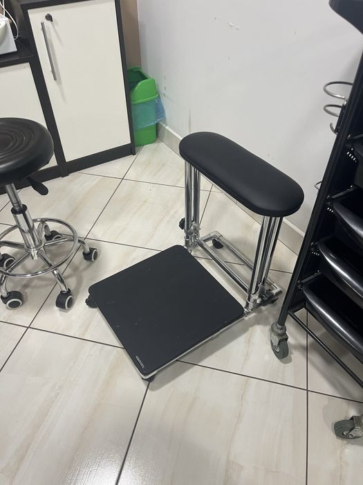 Стул та підставка манюкюрне