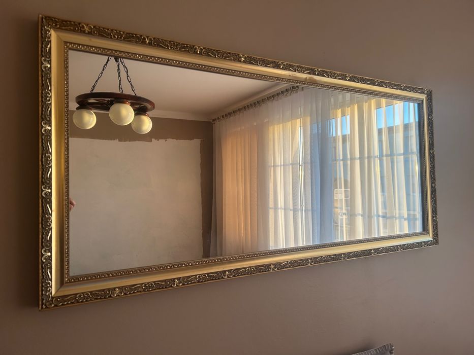 Lustro w złotej ramie
