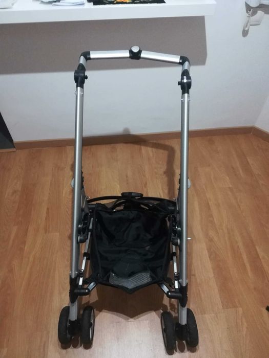 Carrinho Bebeconfort com proteção para a chuva