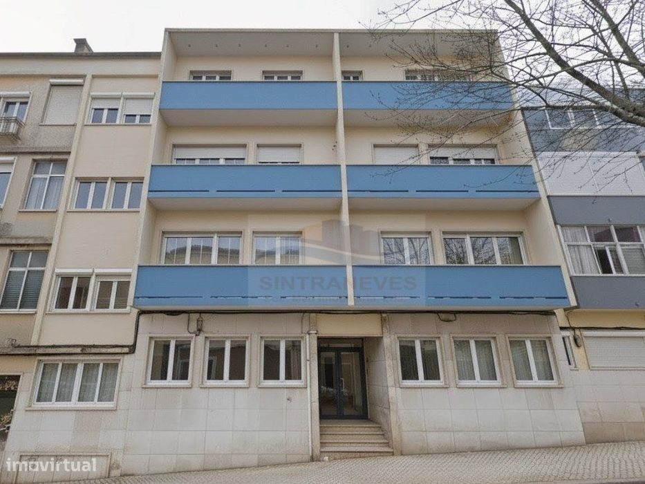 T2 com terraço, remodelação total, edifício e fracções como novos.