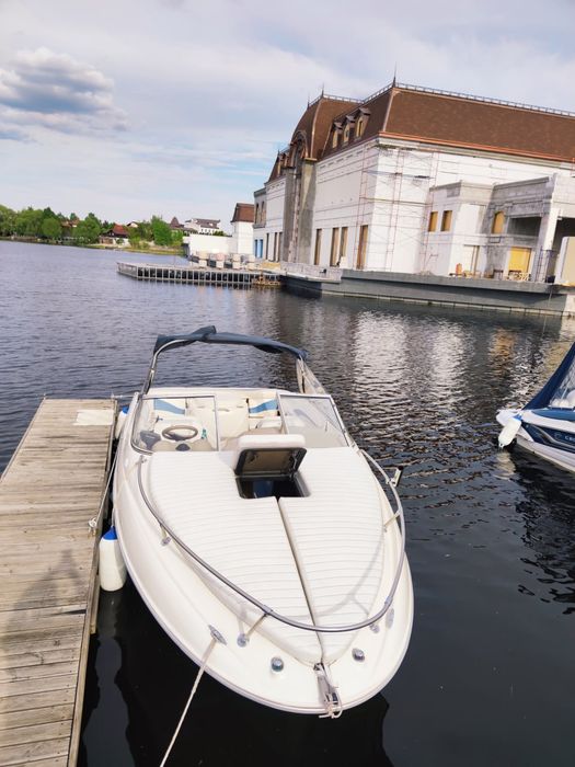 Катер Bayliner Capri 212