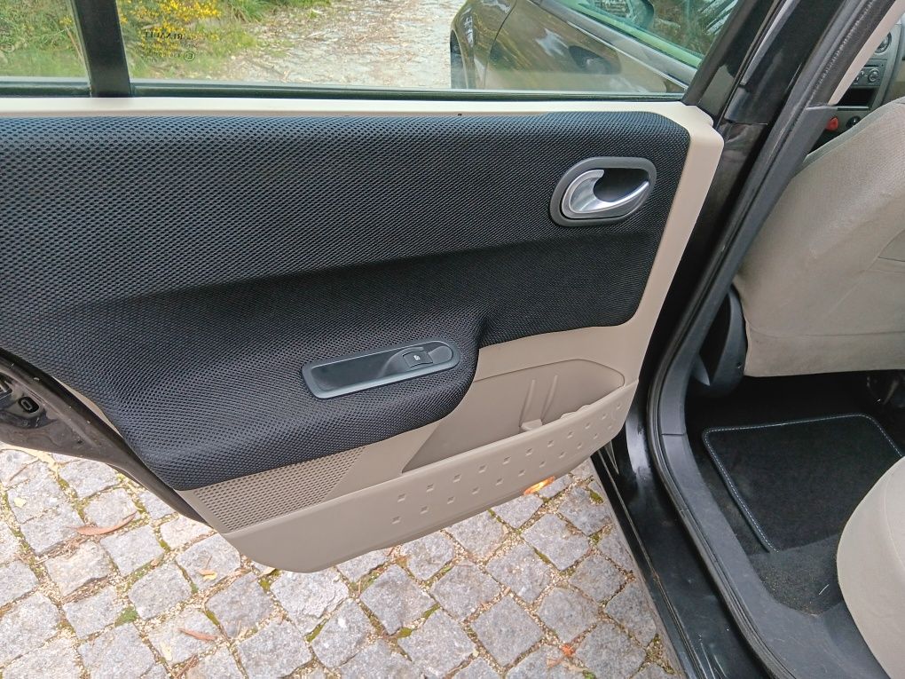 Luxo e conforto para toda famila em um carro em excelente  estado