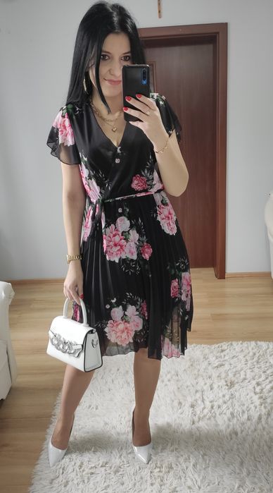Sukienka krótka w kwiaty plisowany dół