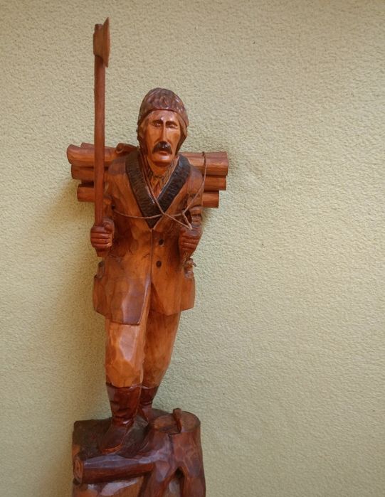 Stara drewniana rzeźba drwala PRL