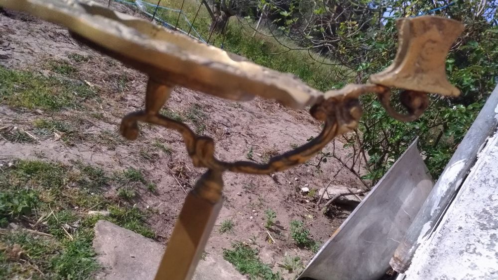 Cinzeiro de pé alto antigo