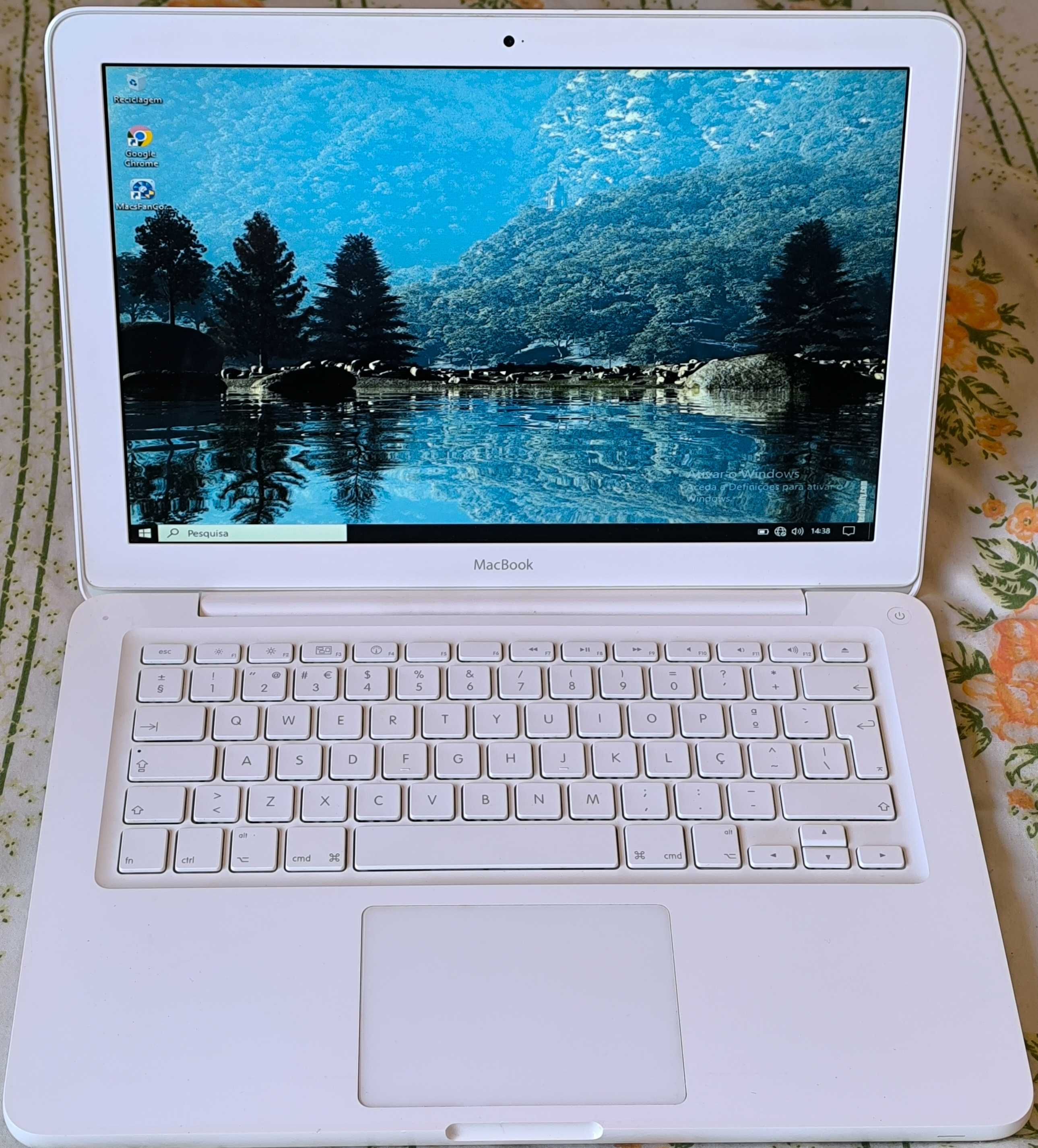 MacBook White com Wndows