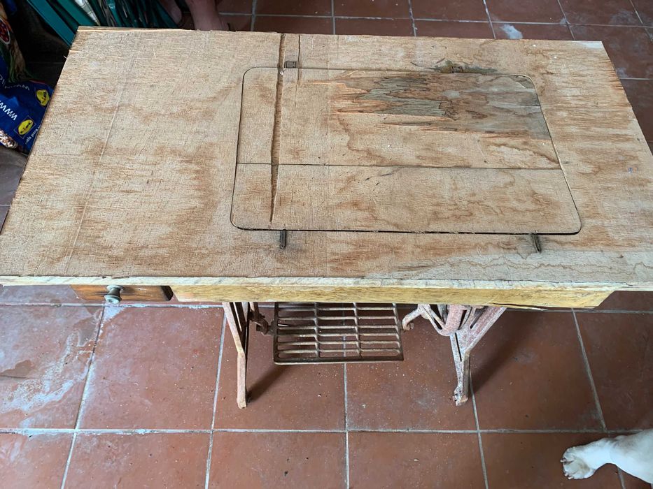 Vendo máquina de costura antiga com Pé em ferro fundido