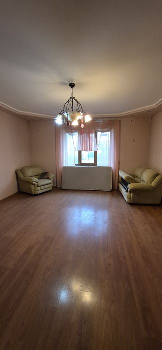 Просторий будинок для двох родин. Підвал, гараж на 2 авто.