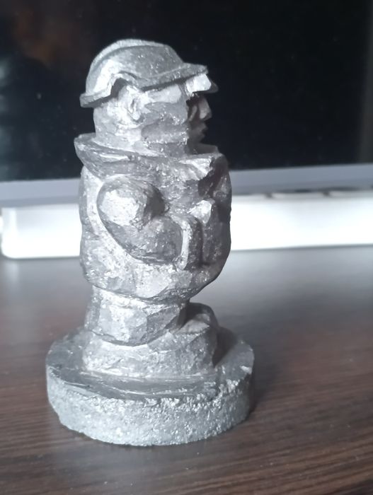 Фігура "Сталевар" із графіту