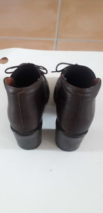 Sapatos em pele castanhos