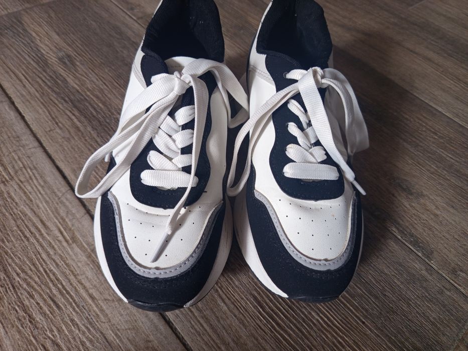 Кросівки жіночі 37 розміру